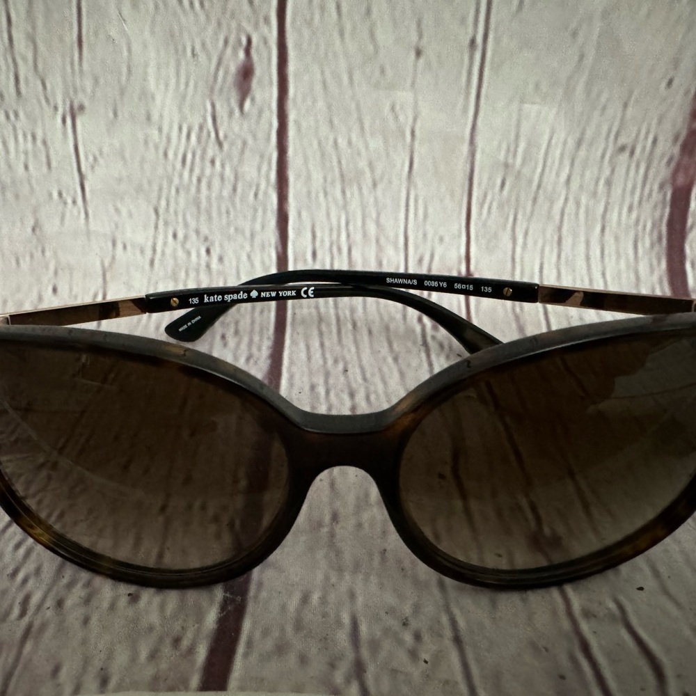 Did somebody say Kate Spade? This gorgeous, like-new shades will make you a star